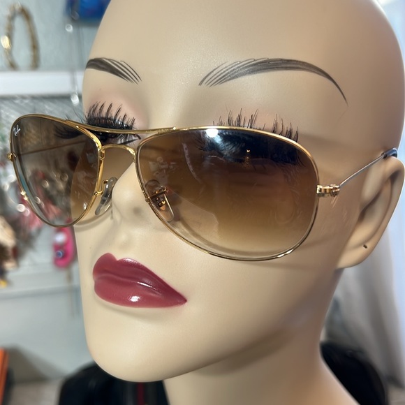 Ray Ban Aviators Sunglasses gold tone frame with a case - Picture 3 of 16